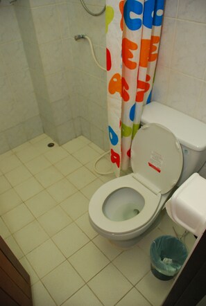 Shower, free toiletries, towels - Gingfa Guest House (Hua Hin)