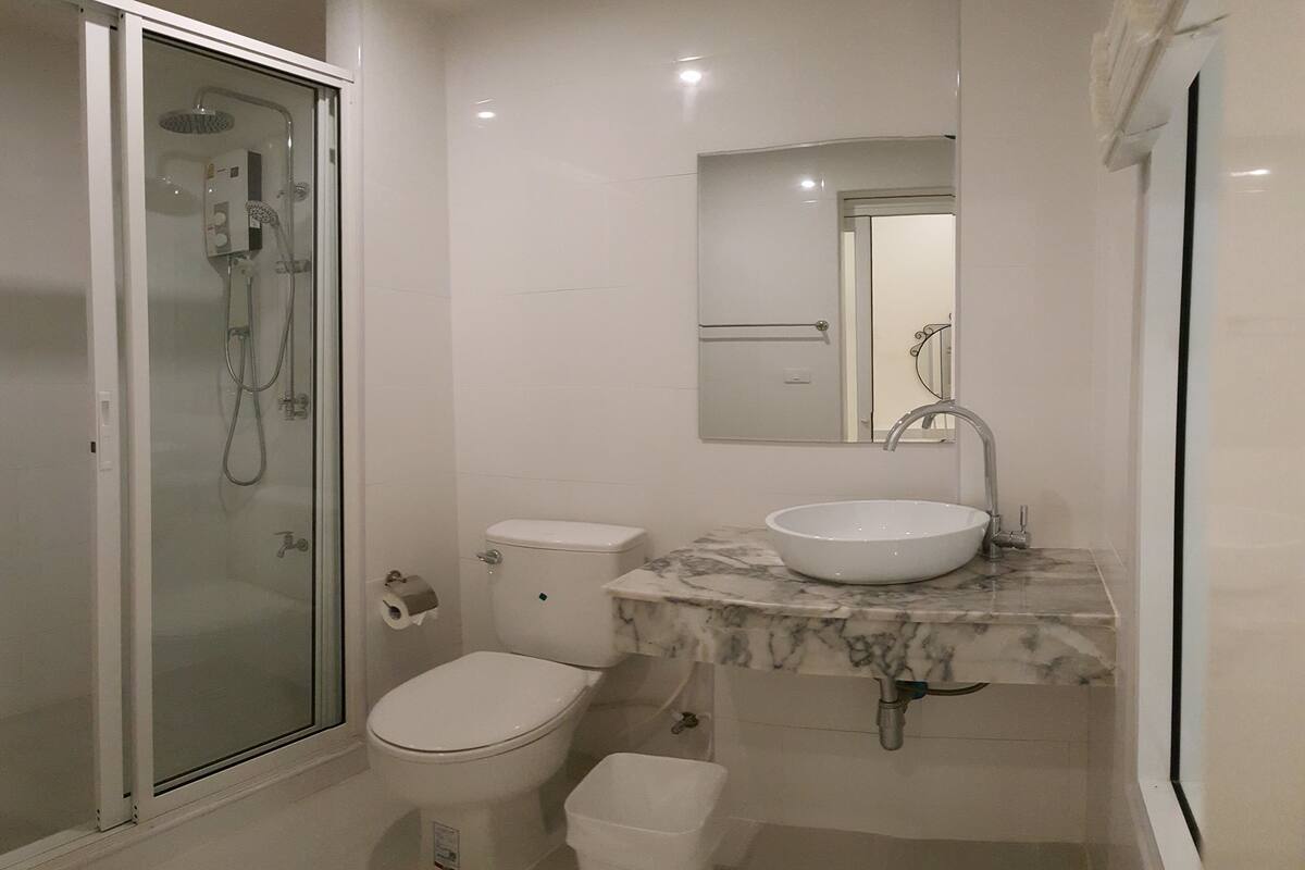 shower, free toiletries, hair dryer, slippers