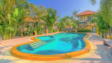 Una piscina al aire libre