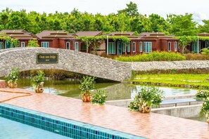 A stone bridge over a pool with a sign reading "Cham Nam Bridge 2015". - Prew Lom Chom Nam (Pluak Daeng)