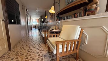 Habitación doble estándar | Área de sala de estar | Televisión