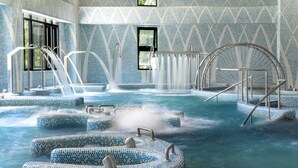 Un área de jacuzzi con múltiples zonas de estar y un elemento acuático central.