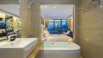 Departamento de lujo, vista al océano | Baño | Regadera tipo lluvia y amenidades de baño ecológicas