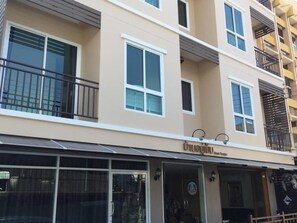 A multi-story building with a storefront labeled "UTAHQUICK." - Baan Yooyen Hua Hin 57 (Hua Hin)