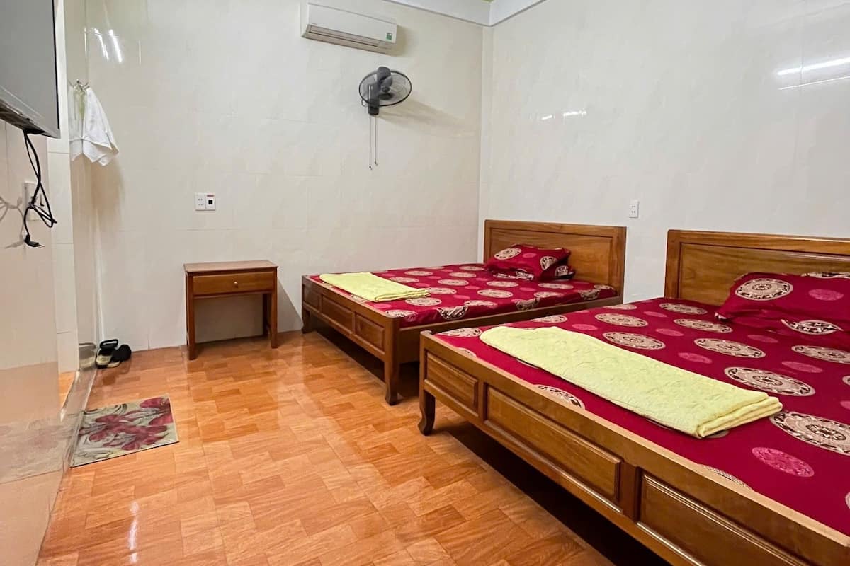 Minibar, caja de seguridad en la habitación y escritorio