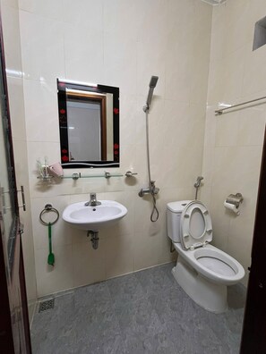 Quarto casal | Banheiro | Chuveiro, produtos de toalete grátis