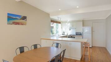 Rumah, 2 kamar tidur, pemandangan samudra | Makan di kamar