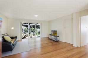2 Bedroom House | Living room - Surfside (Pambula Beach)