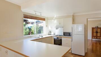 Rumah, 2 kamar tidur, pemandangan samudra | Dapur pribadi | Lemari es besar, microwave, oven, dan kompor