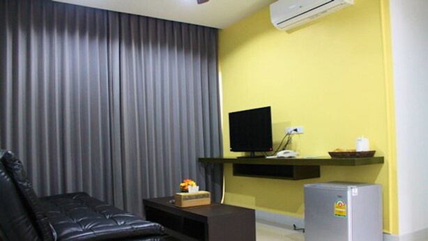 Suite | Living room | 32-inch flat-screen TV with cable channels, TV - The Mamatel Boutique (Kamala)