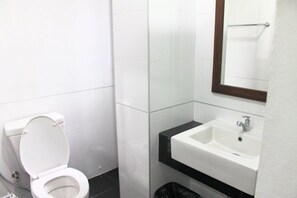 Standard-Doppelzimmer | Badezimmer | Dusche, kostenlose Toilettenartikel, Handtücher