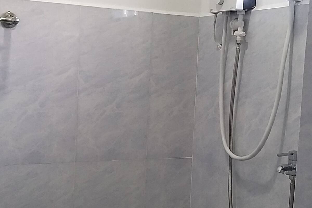 shower, free toiletries, towels