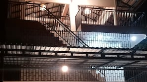 Een meerlaags gebouw met een trap en een hekwerk.