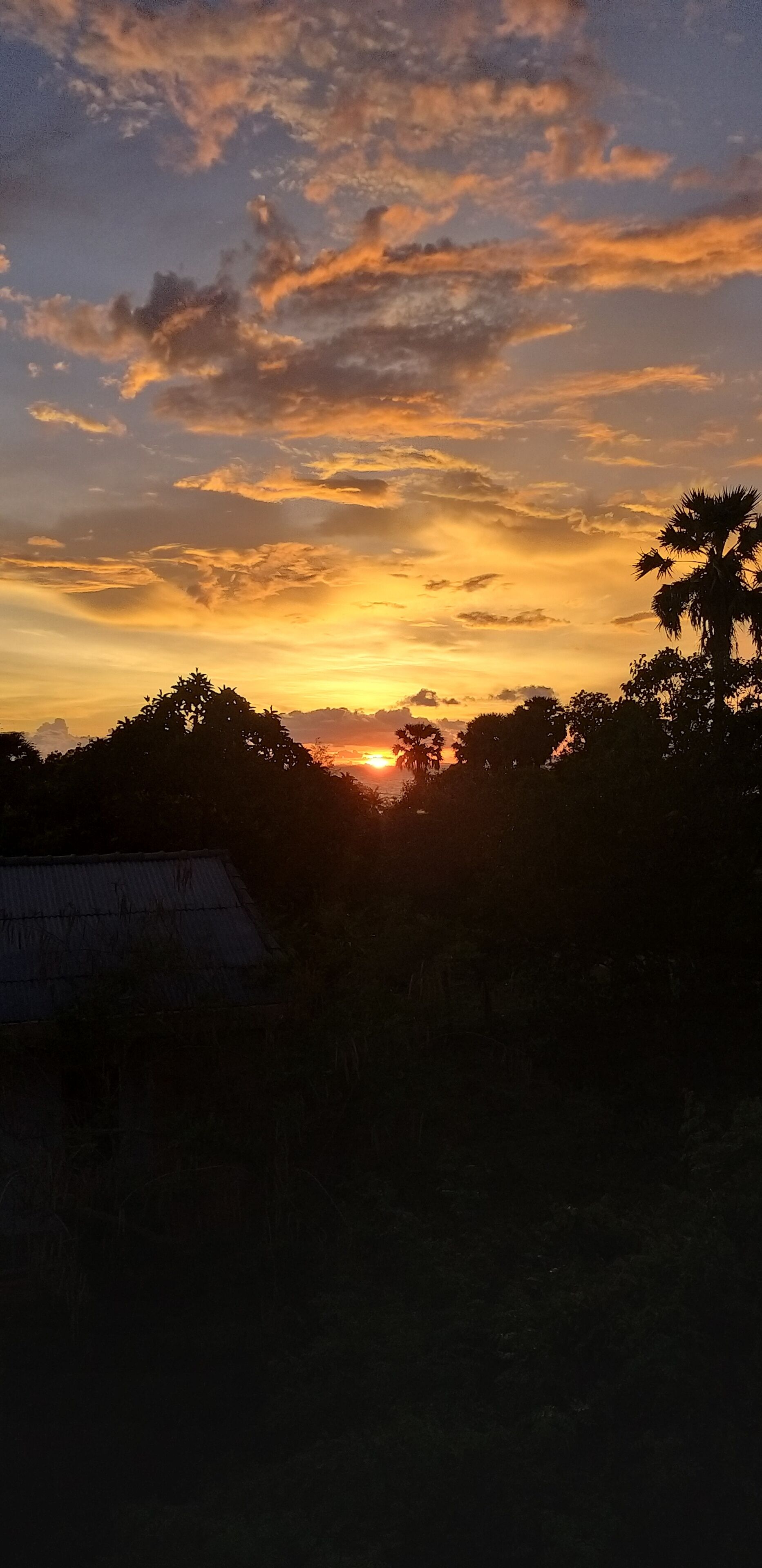Een zonsondergang met wolken aan de hemel.