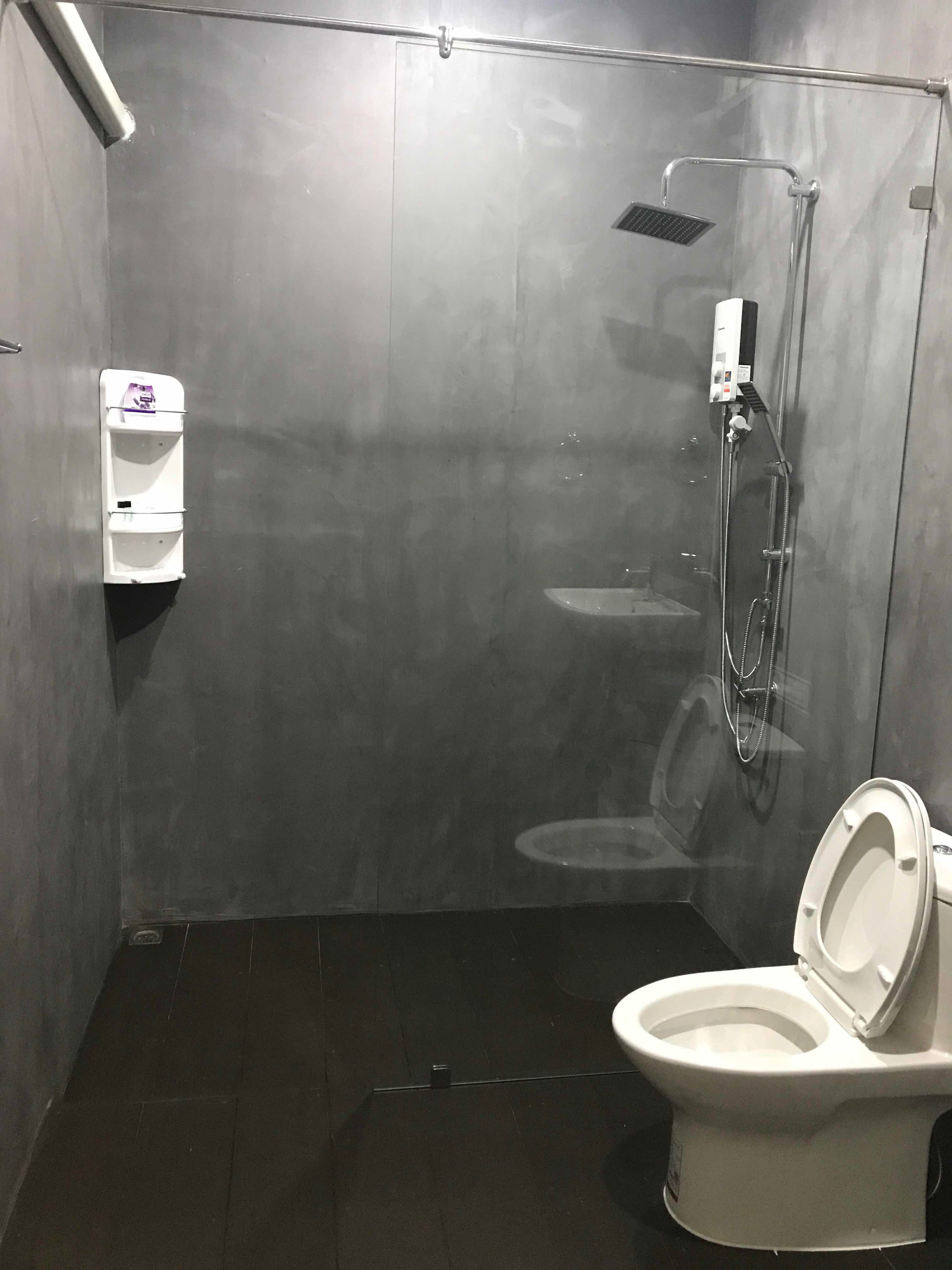 Grand Room, 1 King Bed, River View | Bathroom | Shower, free toiletries, hair dryer, towels