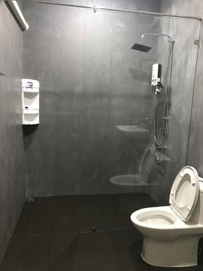 Phòng Grand, 1 giường cỡ king, quang cảnh sông | Phòng tắm | Buồng tắm vòi sen, đồ dùng nhà tắm miễn phí, máy sấy tóc, khăn tắm 