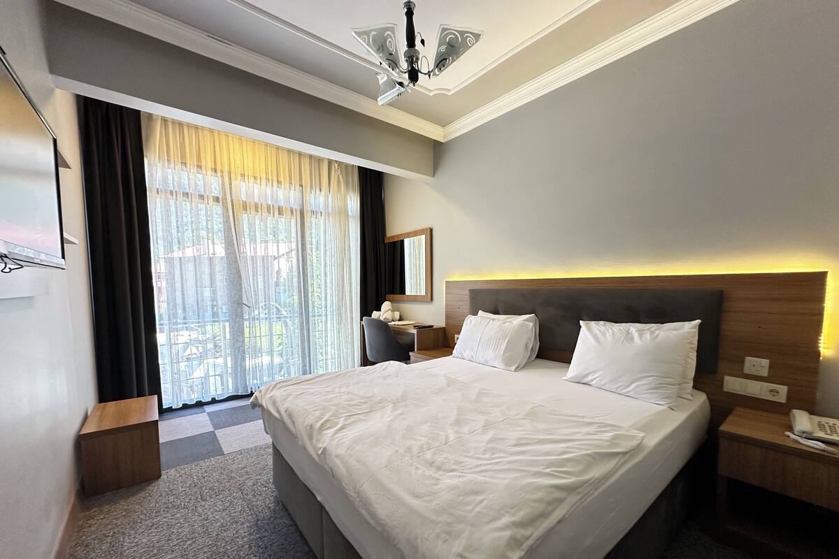 Desk, soundproofing, rollaway beds (surcharge), WiFi (free)