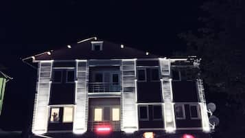 Overnatningsstedets facade – aften/nat