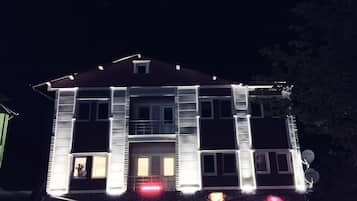 Fassade der Unterkunft – Abend/Nacht