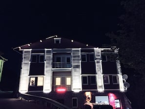 Front of property – evening/night - Butik Inceli Hotel (Çaykara)