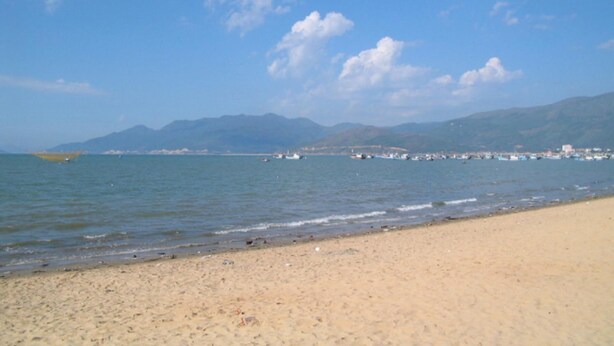 A beach with a clear sky and mountains in the background. - Yen Vy 32 Hotel - Hostel (Quy Nhon Nam)