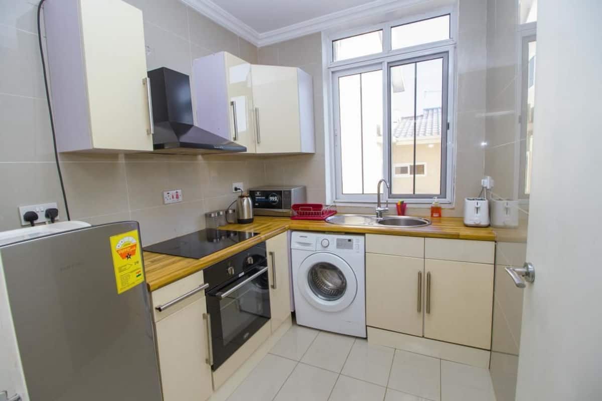 Full-sized fridge, microwave, oven, stovetop