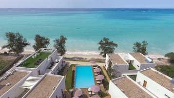 2 udendørs pools, åben fra kl. 07.00 til kl. 20.00, parasoller