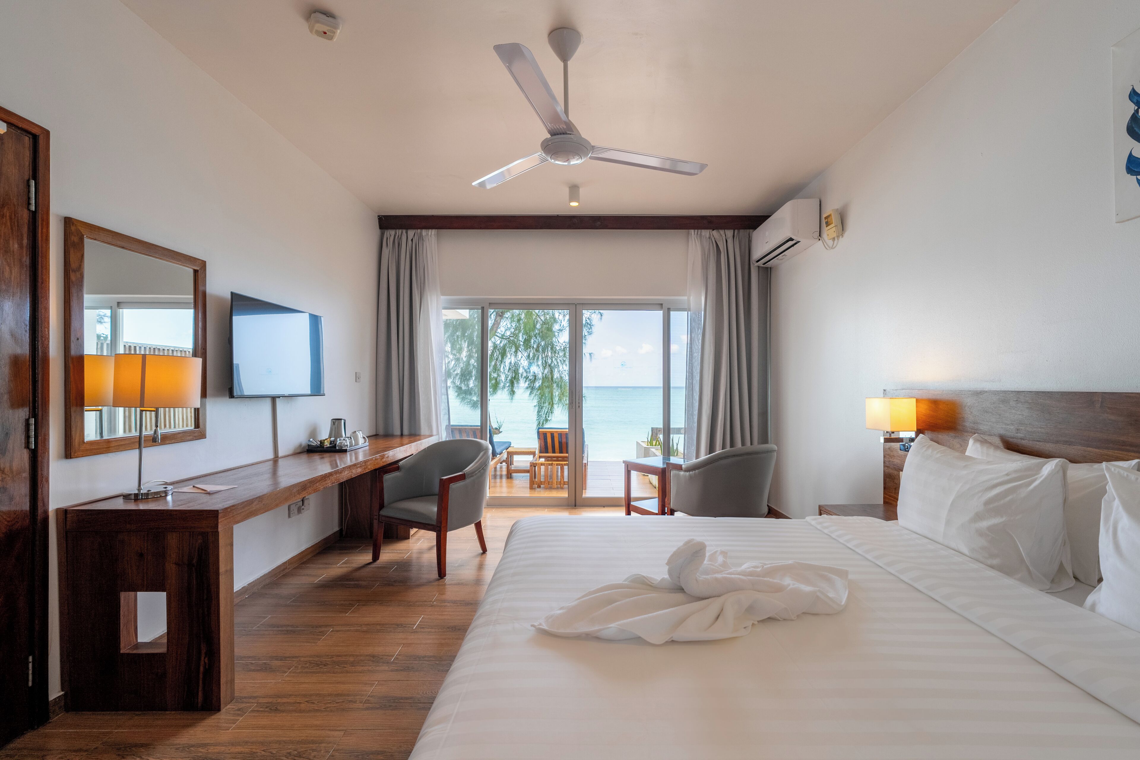 Chambre, 1 très grand lit, en front de plage