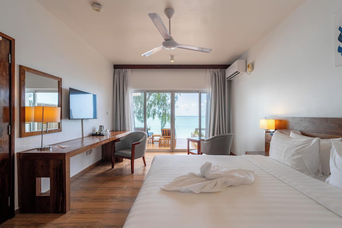 Chambre, 1 trĂšs grand lit, en front de plage