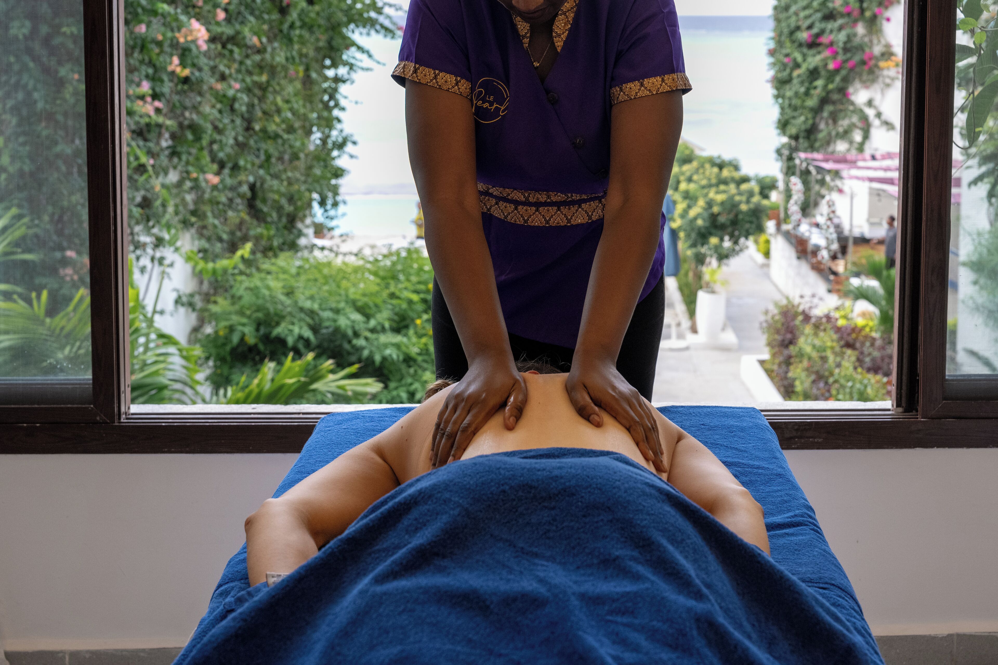 Parihoitohuone(ita), vartalohoitoja, hydroterapiaa, aromaterapiaa