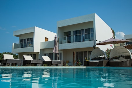 Premium bedding, Tempur-Pedic beds, free minibar items, in-room safe. Nungwi Dreams by Mantis