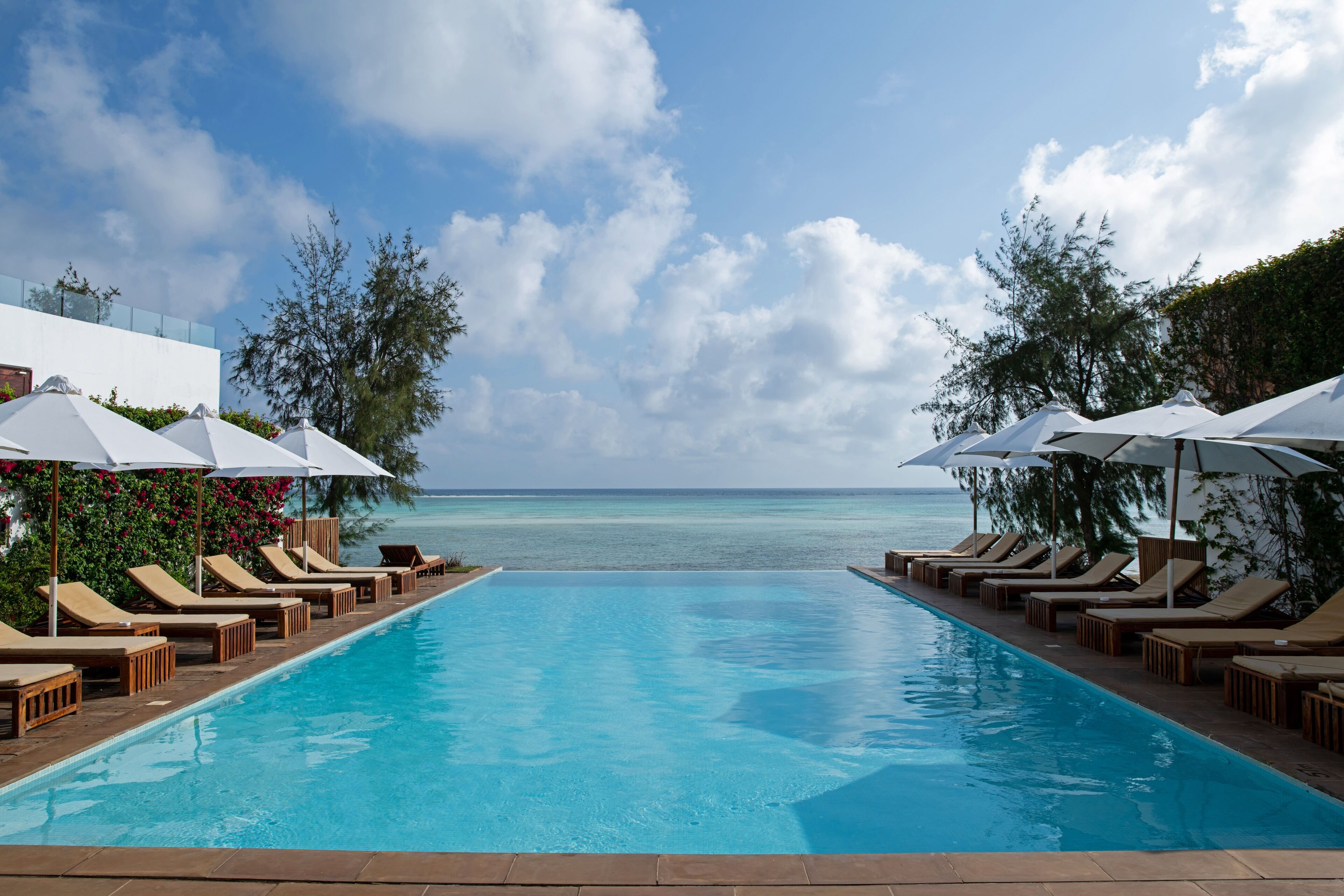 2 座室外游泳池，開放時間為 07:00 至 20:00，提供泳池遮陽傘和日光浴躺椅