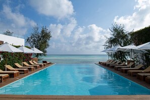 2 piscines extérieures, parasols de plage, chaises longues