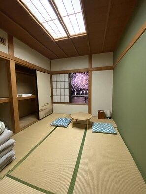 302 Private room with LCD TV, JP-style room, standard room, shared bathroom, ocean view, Non Smoking | 14 bedrooms, blackout drapes, soundproofing, iron/ironing board - Atami Onsen GUEST HOUSE MEGUMI - Hostel (Atami)