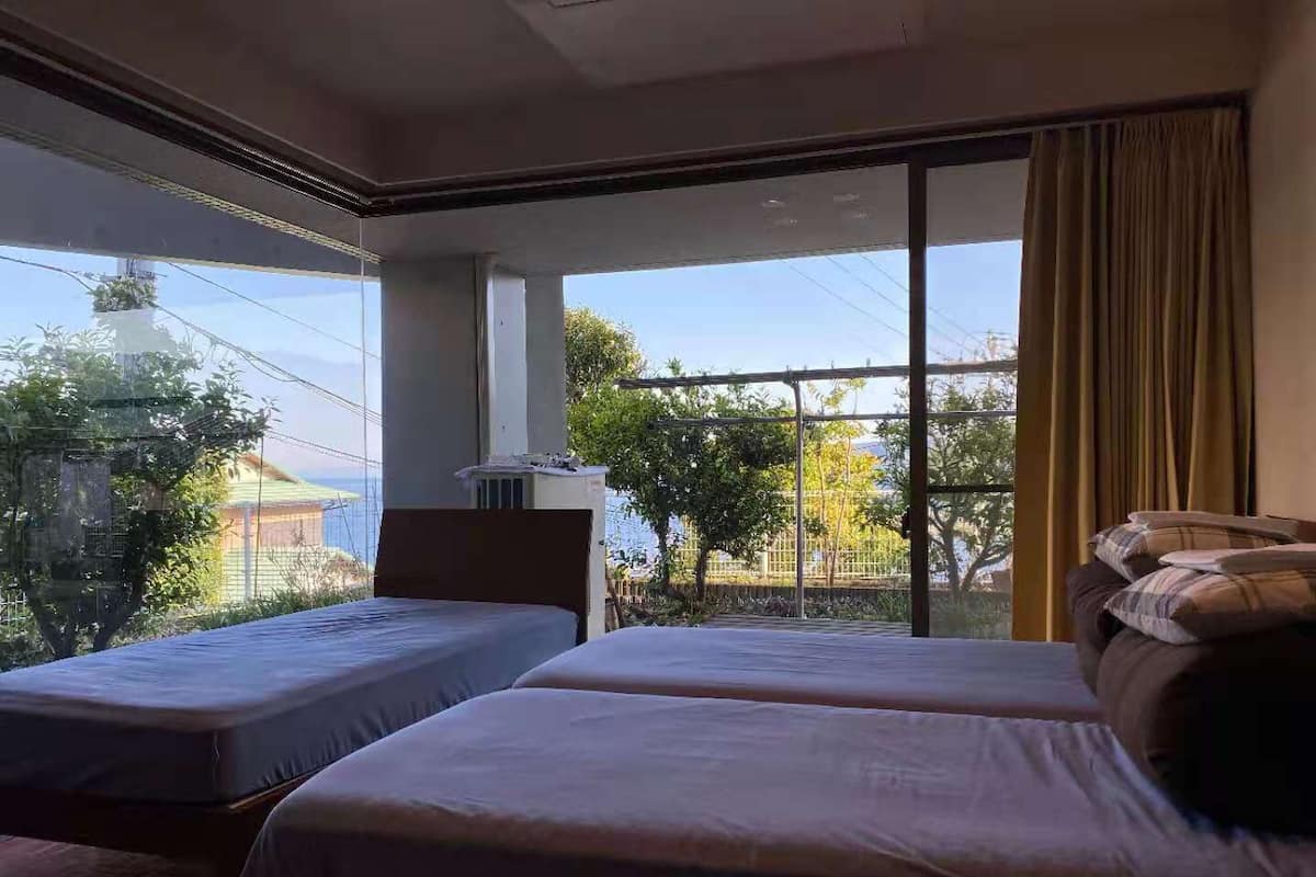 Habitación triple económica, 3 habitaciones, no fumadores, vistas parciales al mar (103, Priivate) | 14 dormitorios, cortinas opacas, sistema de insonorización