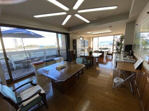 Living area - Atami Onsen GUEST HOUSE MEGUMI - Hostel (Atami)