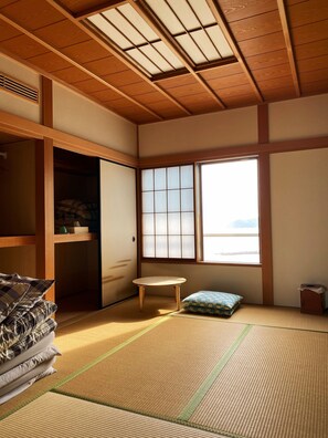 302 Private room with LCD TV, JP-style room, standard room, shared bathroom, ocean view, Non Smoking | 14 bedrooms, blackout drapes, soundproofing, iron/ironing board - Atami Onsen GUEST HOUSE MEGUMI - Hostel (Atami)