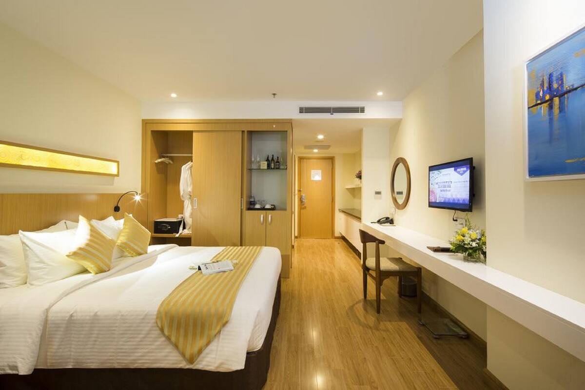 Deluxe Studio, 1 Queen Bed, Partial Ocean View, Beachside | Minibar, in-room safe, desk, blackout drapes