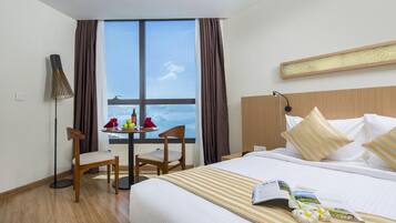 Deluxe Studio, 1 Queen Bed, Partial Ocean View, Beachside | Minibar, in-room safe, desk, blackout curtains