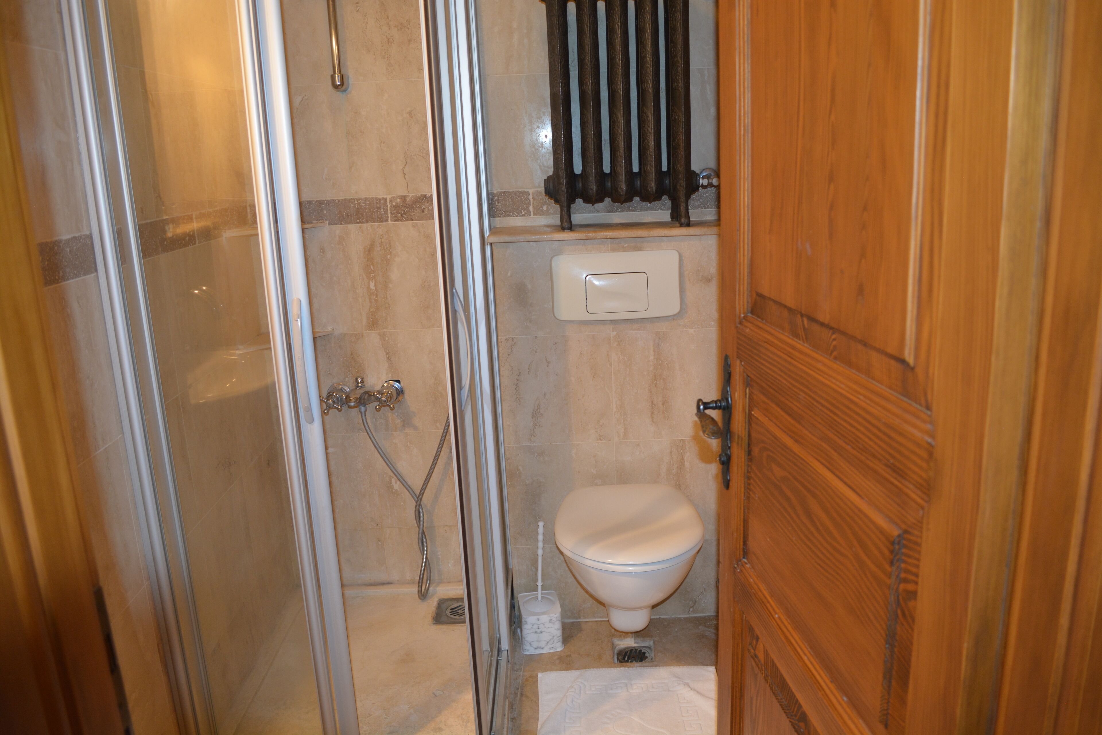 doktorun odasi 1 (deluxe oda) | bathroom | shower, designer toiletries, hair dryer, slippers