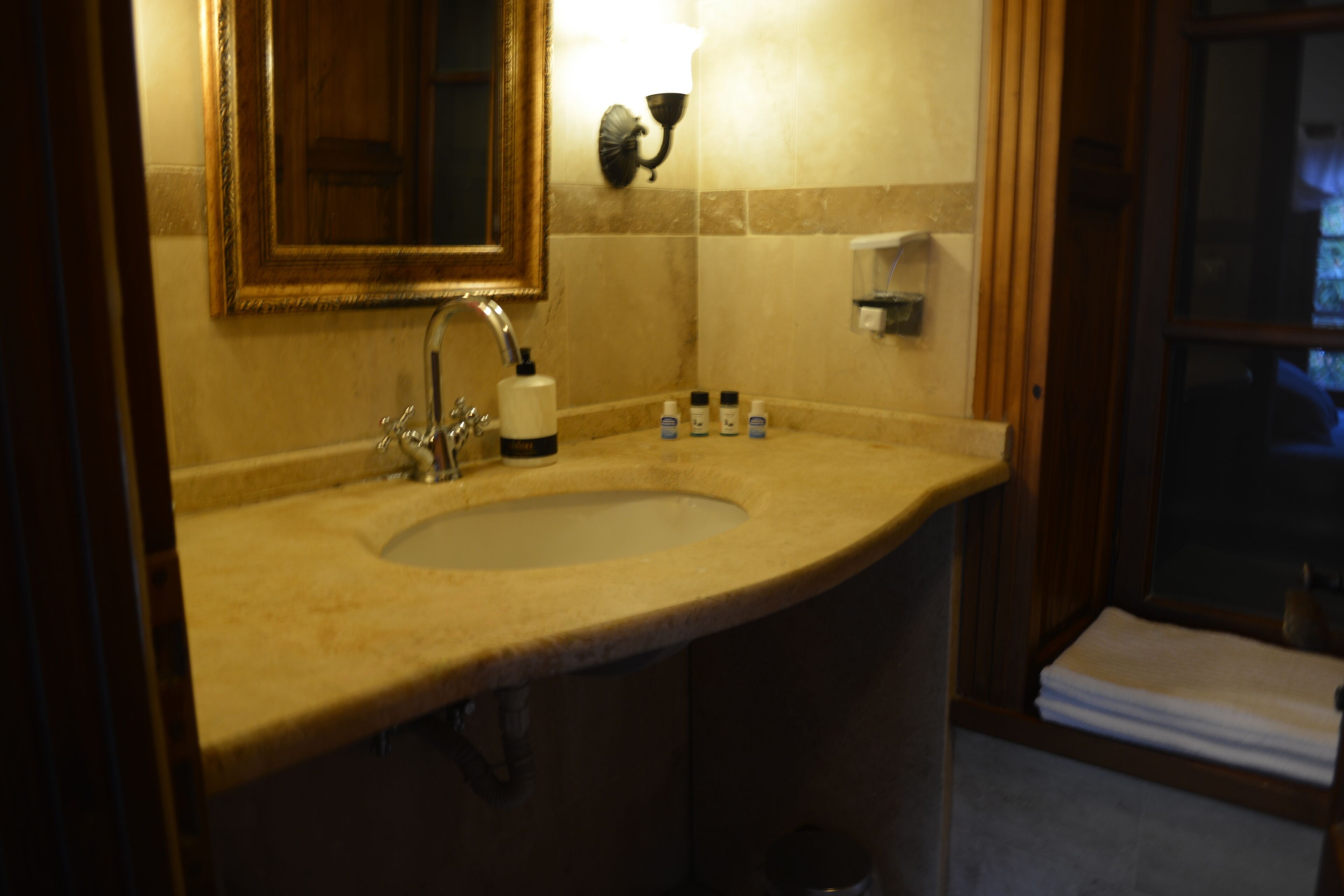 hemsire odasi (standard oda) | bathroom | shower, designer toiletries, hair dryer, slippers