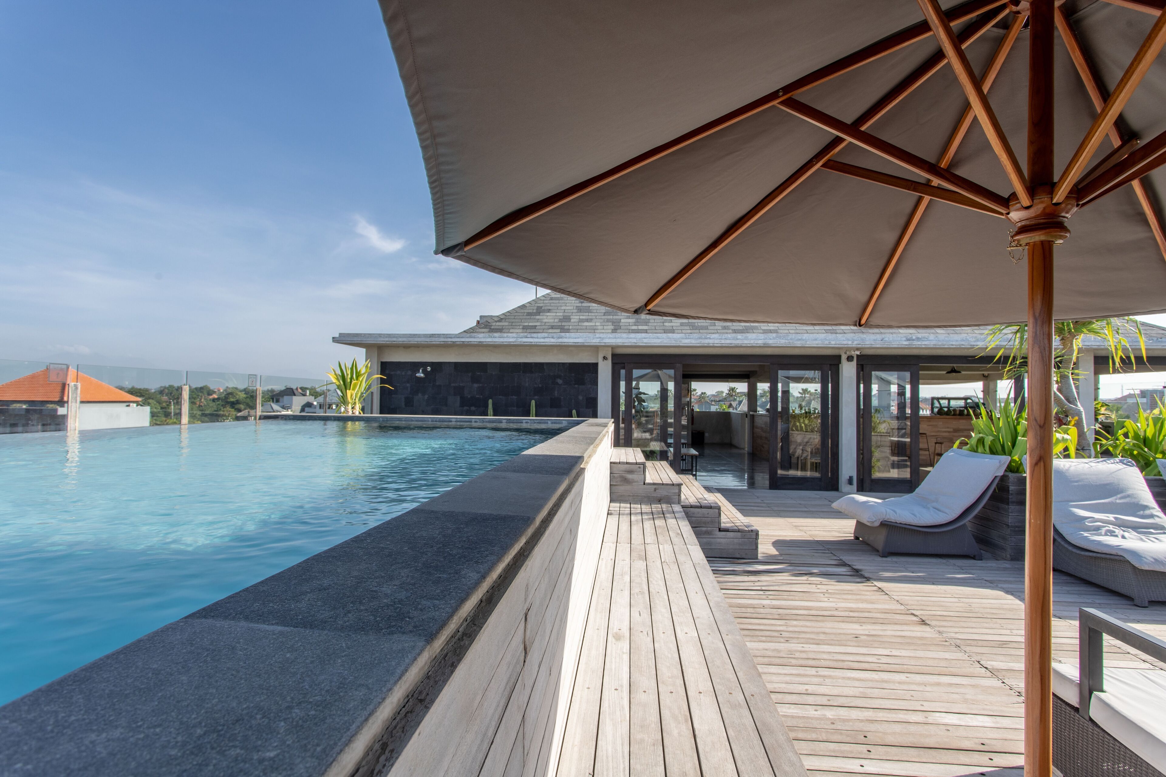 Una piscina al aire libre, tumbonas