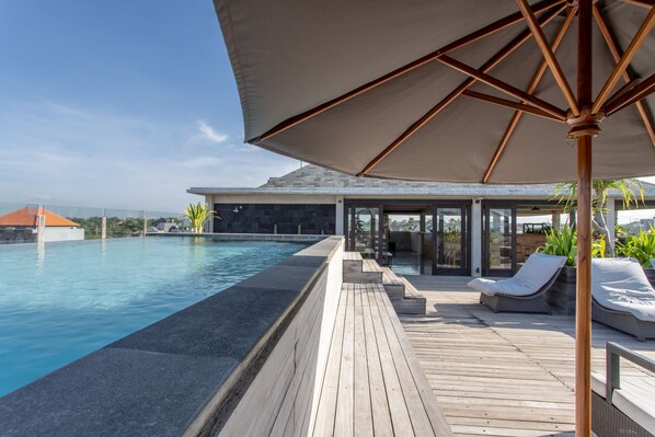 Outdoor pool, pool loungers - Surf Motel (Canggu)