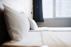 Camera Standard, 1 letto matrimoniale o 2 letti singoli | Una cassaforte in camera, una scrivania, tende oscuranti, Wi-Fi gratuito