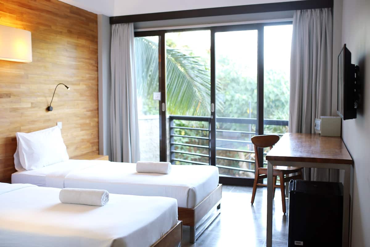 Chambre Deluxe double ou avec lits jumeaux | Coffre-fort, bureau, rideaux d’obscurcissement, accès au Wi-Fi (inclus)