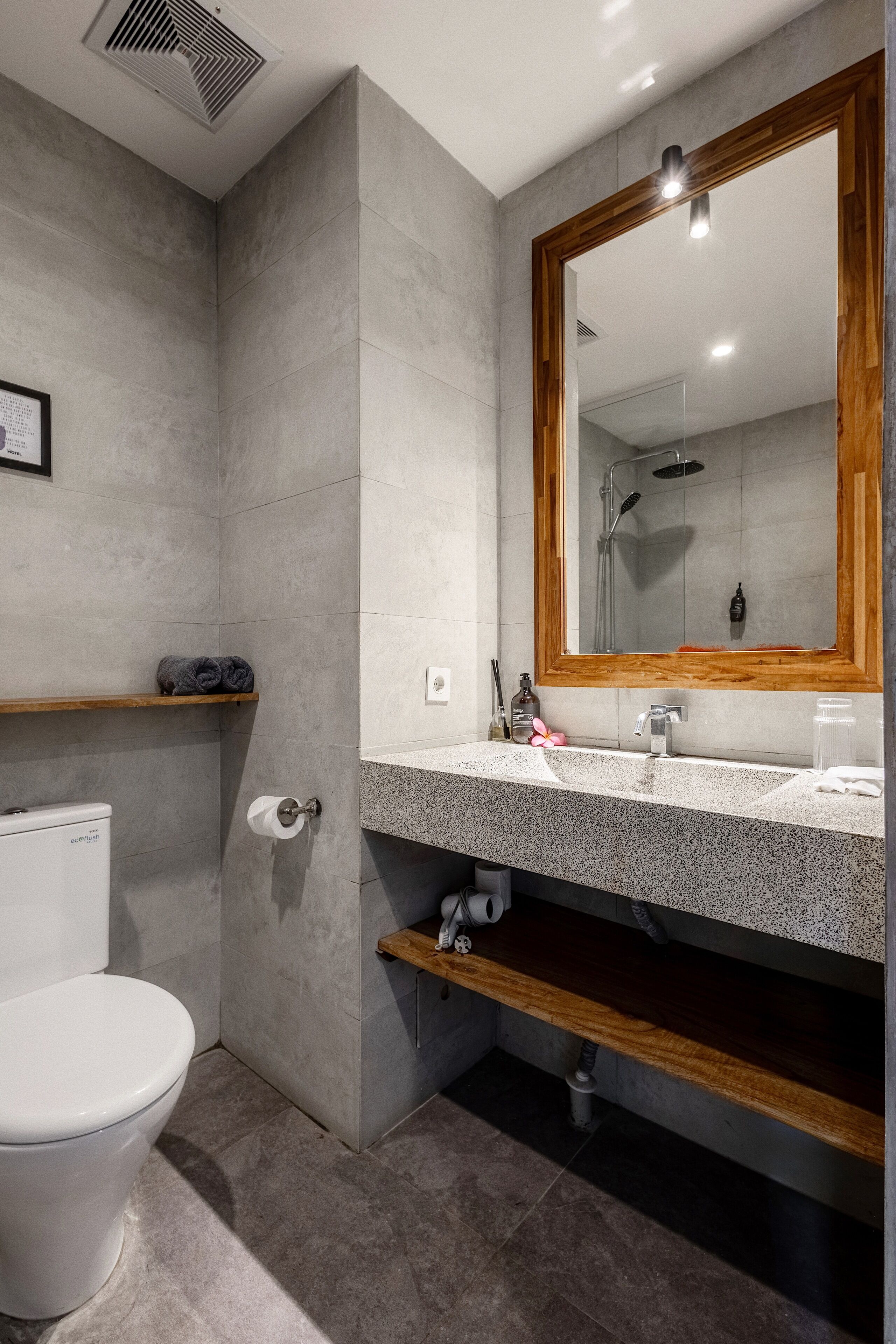 shower, free toiletries, hair dryer, towels