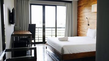 Een kluis op de kamer, een bureau, verduisterende gordijnen, gratis wifi