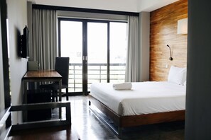 Caja fuerte, escritorio, cortinas opacas y wifi gratis