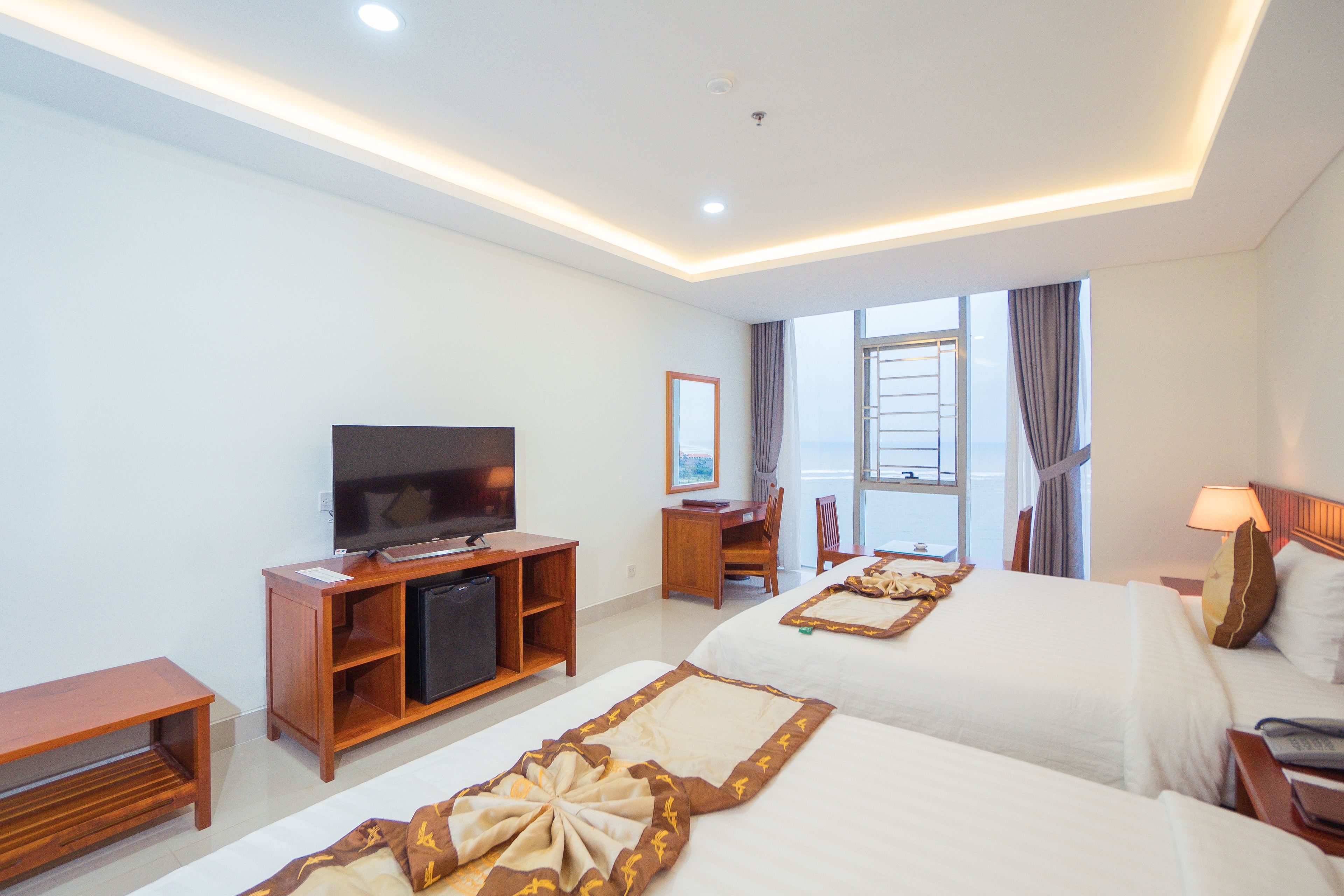 Deluxe Twin Room | Minibar (some free items), in-room safe, desk, blackout drapes