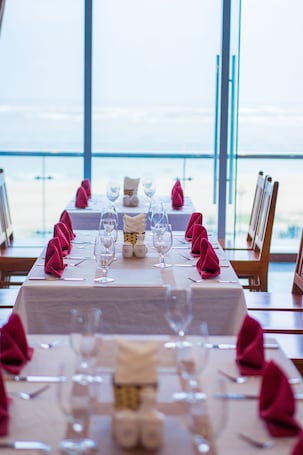 Se sirven desayunos, almuerzos y cenas; con vista a la playa